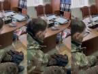 Zajatý ruský vojak a jeho emocionálny videohovor s mamou