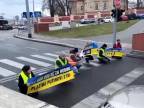 Aktivisti v Prahe zablokovali kvôli Putinovi dopravu