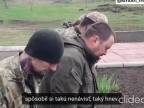 Ukrajinsky vojaci kľačia pred hrobmi detí