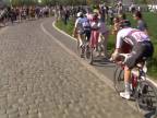 Cyklista Yves Lampaert spadol na zem po kontakte s divákom