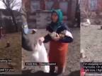 Ukrajinsky vojaci si robia srandu z babičky