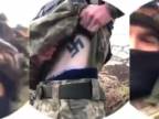 Ukrajinsky vojak ukazuje svoje nacistické tetovanie.