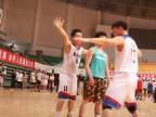 Nebezpečného basketbalového útočníka strážili až dvaja hráči (Čína)