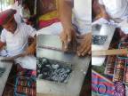 Ind vyrába na ulici rôznofarebné náramky