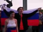 Mladíkovi s ruskou vlajkou v Rige hrozí až 5 rokov