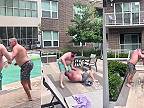 Zábavná bitka dvoch starších chlapov pri bazéne
