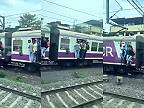 Preplnené indické vlaky si občas vyžiadajú aj obete, snáď to tento prežil