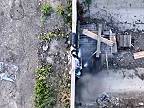 Ukrajinci zhadzujú granát z dronu na ruský kryt pod mostom
