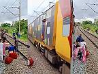 V Indii usmrtia vlaky ročne viac ako 10 000 ľudí (adrenalínové vystupovanie)