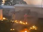 Partia pablbov podpaľuje oheň pomocou benzínu