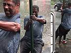 Zdrogovaný Idris Elba sa drží pevne stĺpu, aby ho nevzala voda