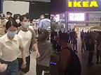 Ľudia utekali z Ikei, polícia ich tam chcela izolovať (Hong Kong)