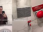 Záhadný červený gombík na ženských záchodoch
