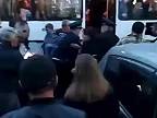 Veselá nálada Rusov pred odjazdom armádnych autobusov