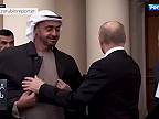 Putin dal svoj kabát prezidentovi Spojených arabských emirátov.