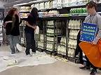 Aktivisti ničili v obchode mlieko