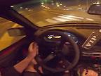Nočné driftovanie s BMW e36 po diaľnici v meste