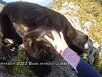 Na horolezca pod hrebeňom hory zaútočil medveď, celé to natočil GoPro kamerou