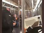 Iba v metre v New Yorku (WTF)
