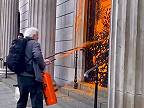 Aktivista nastriekal fasádu Centrálnej banky Spojeného kráľovstva na oranžovo