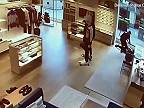 Jedného zlodeja luxusných kabeliek Louis Vuitton sa podarilo polícii dolapiť