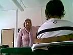 Arogantná prepnutá učiteľka útočí na žiaka