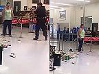 Žena v americkom Walmarte si nechcela ľahnúť na zem, policajt použil TASER!