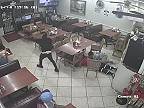 S atrapou pištole prepadol reštauráciu, zákazník spravil z neho rešeto (USA)