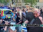Švédska policajtka si kľakla na demonštrácii BLM