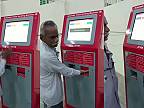 Ind obsluhuje automat na cestovné lístky