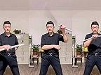 Čínsky kung-fu majster ovláda nunčáky dokonale