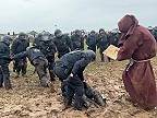 Počas eko-demonštrácie bolo zranených 70 policajtov, bojovali aj proti blatu!