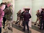 Vojaci odvádzajú študenta - Ukrajina