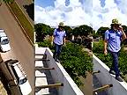 Majster vie po okraji strechy chodiť predsa s prstom v nose (Brazília)