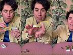 Kúzelník sa hrá s dvomi magickými krabičkami od zápaliek