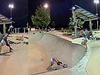 Slečna predviedla ukážkový držkopád v skateboardovom parku