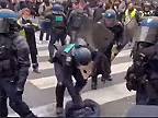 Stret polície s demonštrantmi v Paríži