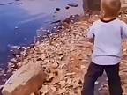 Malý chlapček hádže kamene ako profík!