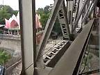 Jazda vlakom po moste v Indii