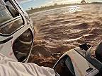 Záchrana vodiča prevráteného nákladiaku z rozvodnenej rieky pomocou helikoptéry