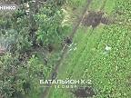 FPV kamikadze dron útočí na skupinu okupantov