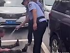 Číňanka si chcela obsadiť parkovacie miesto vlastným telom, polícia ju vyriešila