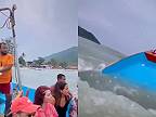 Kapitán podcenil príboj, jeho loď šla ku dnu a turisti sa ocitli vo vlnách!