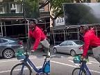 Jazdiť na bicykli s 45-palcovým televízorom na hlave? (New York)