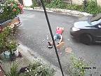 Ležal na zemi so psom, keď ho prešlo osobné auto (DRSNÉ ZÁBERY)
