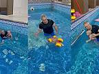 Lekcia plávania s 5-mesačným chlapčekom