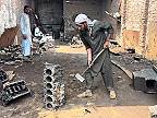 V pakistanskej manufaktúre vyrábajú zo starých motorových blokov brzdové kotúče