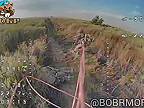 Ukrajinský vojak pomáhal zranenému spolubojovníkovi, zasiahol ich ruský dron