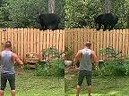 Chlap s malým čoklom vs. medveď na plote