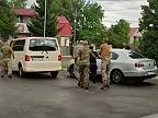 Ukro mobilizácia - "dobrovolník" hrdo a s pomocou odchádza na front